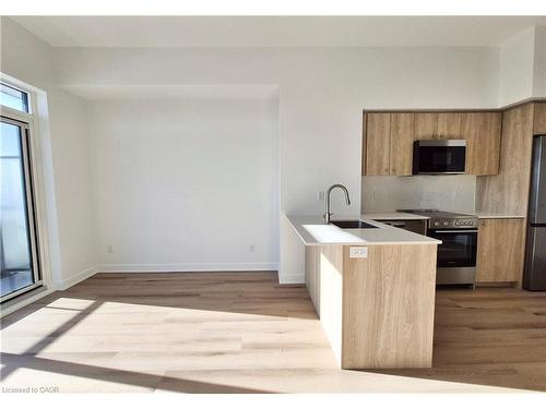 2201-25 Wellington Street S, Kitchener, ON - Indoor Photo Showing Kitchen With Stainless Steel Kitchen