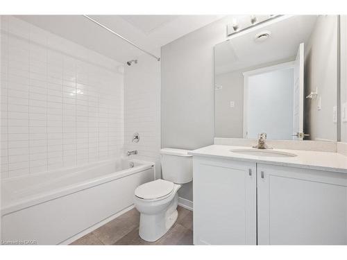 B16-1331 Countrystone Drive, Kitchener, ON - Indoor Photo Showing Bathroom