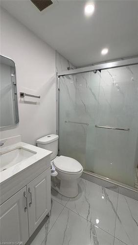 19 Pointer Street, Cambridge, ON - Indoor Photo Showing Bathroom