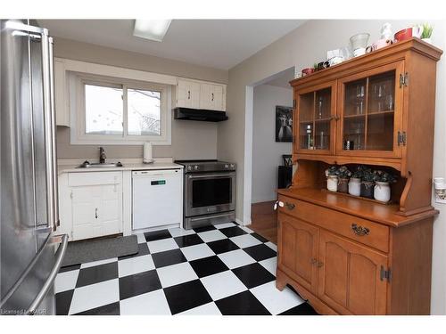 124 Dalegrove Drive, Kitchener, ON - Indoor Photo Showing Kitchen