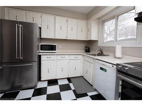 124 Dalegrove Drive, Kitchener, ON - Indoor Photo Showing Kitchen