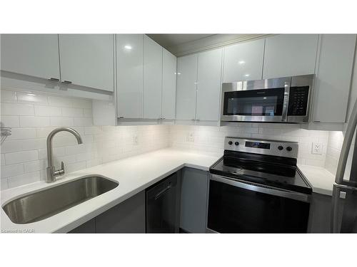 305-700 Lawrence Road, Hamilton, ON - Indoor Photo Showing Kitchen With Upgraded Kitchen