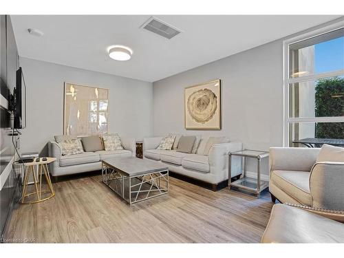 1009-144 Park Street, Waterloo, ON - Indoor Photo Showing Living Room