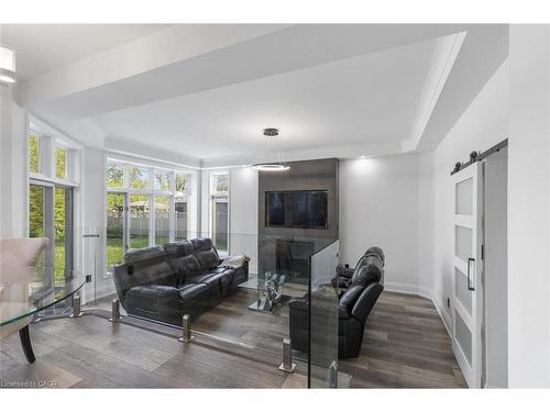 938 Henley Road, Mississauga, ON - Indoor Photo Showing Living Room