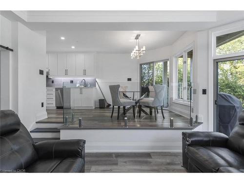938 Henley Road, Mississauga, ON - Indoor Photo Showing Living Room