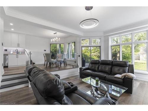 938 Henley Road, Mississauga, ON - Indoor Photo Showing Living Room