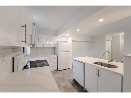 106-770 Hager Avenue, Burlington, ON - Indoor Photo Showing Kitchen