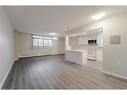 106-770 Hager Avenue, Burlington, ON - Indoor Photo Showing Kitchen