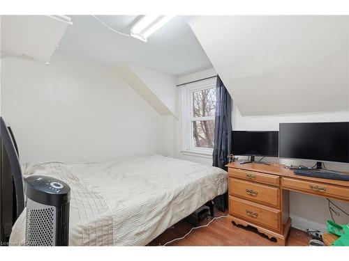 2 Gary Avenue, Hamilton, ON - Indoor Photo Showing Bedroom