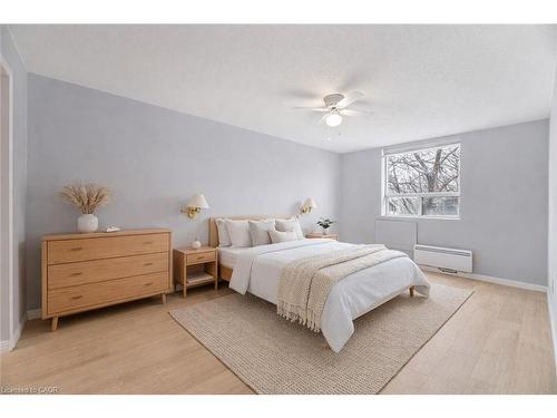 201-166 Mountain Park Avenue, Hamilton, ON - Indoor Photo Showing Bedroom