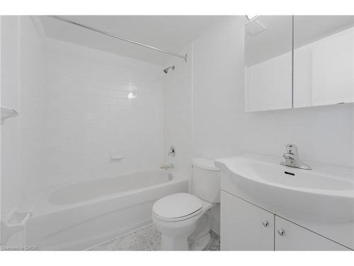 404-770 Hager Avenue, Burlington, ON - Indoor Photo Showing Bathroom