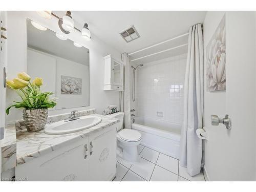 602-2055 Upper Middle Road, Burlington, ON - Indoor Photo Showing Bathroom