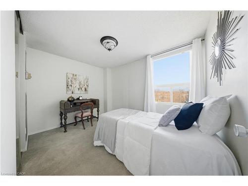 602-2055 Upper Middle Road, Burlington, ON - Indoor Photo Showing Bedroom