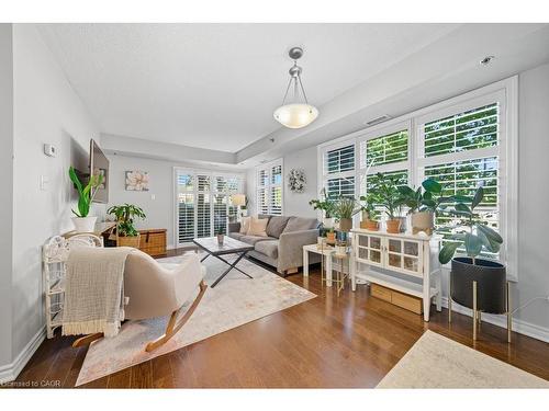 121-3070 Rotary Way, Burlington, ON - Indoor Photo Showing Living Room