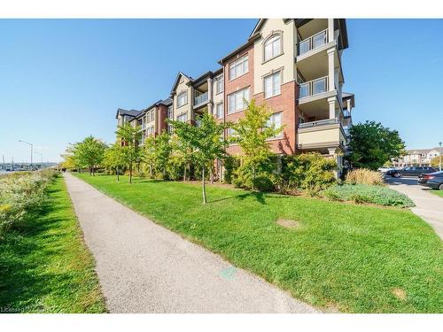 121-3070 Rotary Way, Burlington, ON - Outdoor