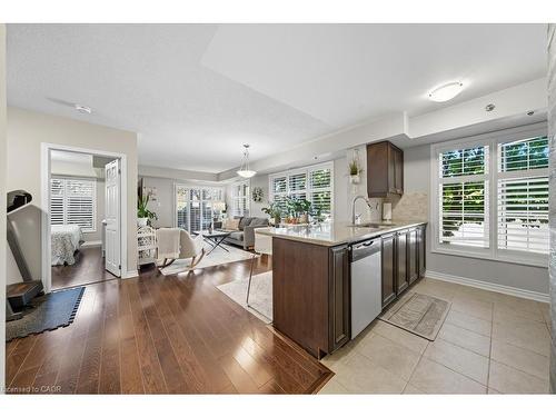 121-3070 Rotary Way, Burlington, ON - Indoor Photo Showing Kitchen