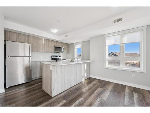 B16-1331 Countrystone Drive, Kitchener, ON - Indoor Photo Showing Kitchen
