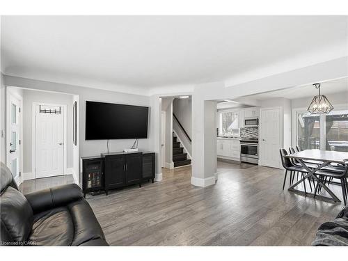 189 East 43Rd Street, Hamilton, ON - Indoor Photo Showing Living Room