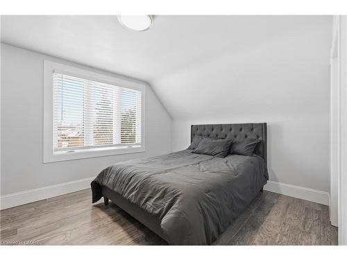 189 East 43Rd Street, Hamilton, ON - Indoor Photo Showing Bedroom