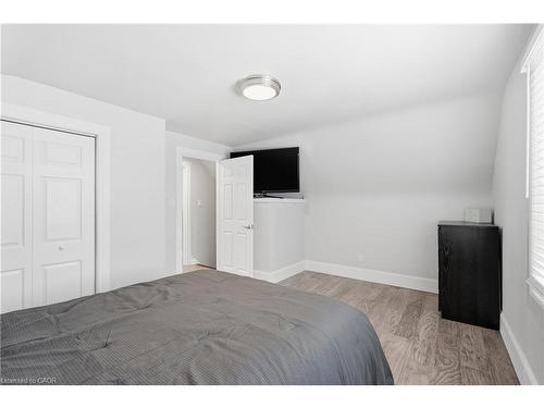 189 East 43Rd Street, Hamilton, ON - Indoor Photo Showing Bedroom
