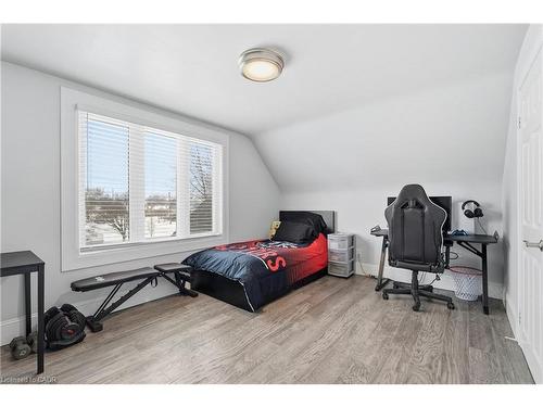 189 East 43Rd Street, Hamilton, ON - Indoor Photo Showing Bedroom