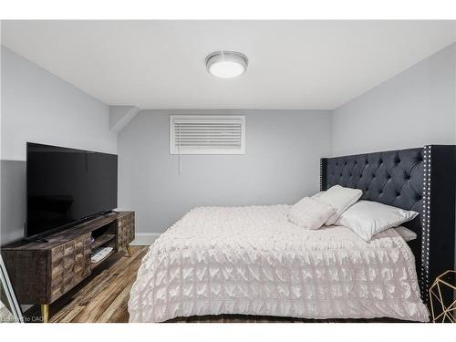 189 East 43Rd Street, Hamilton, ON - Indoor Photo Showing Bedroom