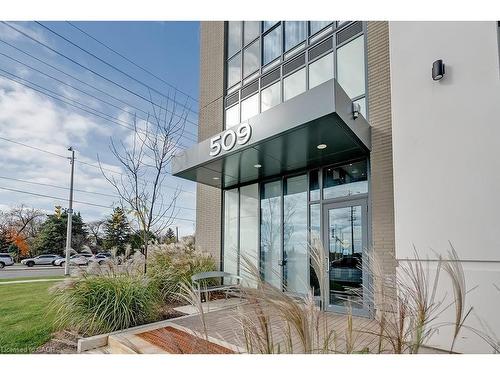 415-509 Dundas Street W, Oakville, ON - Outdoor