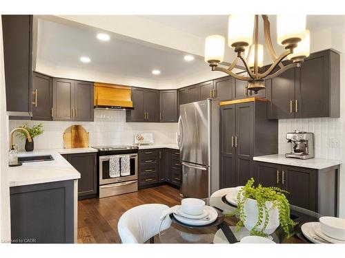 391 Strawberry Crescent, Waterloo, ON - Indoor Photo Showing Kitchen With Upgraded Kitchen