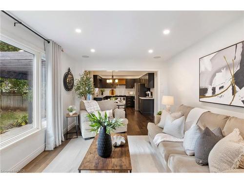 391 Strawberry Crescent, Waterloo, ON - Indoor Photo Showing Living Room