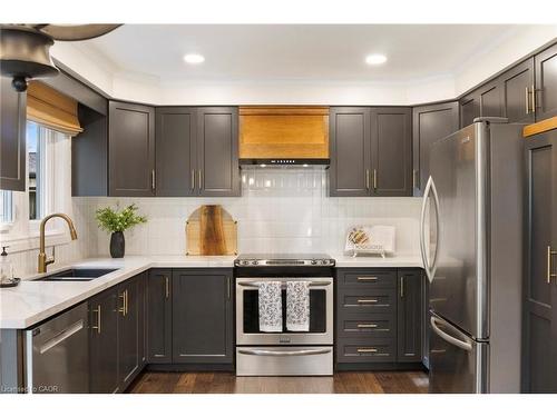 391 Strawberry Crescent, Waterloo, ON - Indoor Photo Showing Kitchen With Double Sink With Upgraded Kitchen