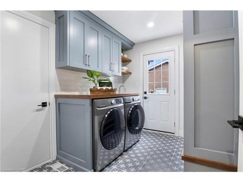 391 Strawberry Crescent, Waterloo, ON - Indoor Photo Showing Laundry Room