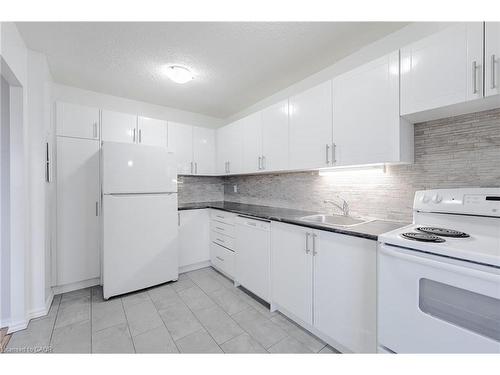 406-770 Hager Avenue, Burlington, ON - Indoor Photo Showing Kitchen