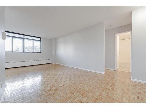 406-770 Hager Avenue, Burlington, ON - Indoor Photo Showing Other Room