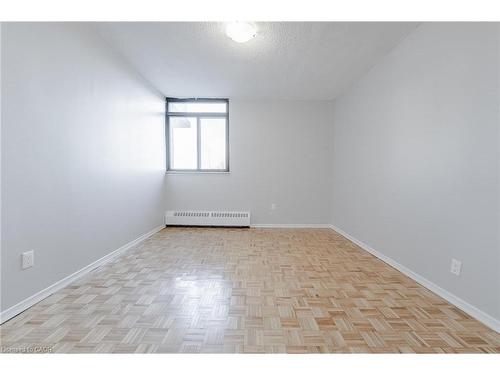 406-770 Hager Avenue, Burlington, ON - Indoor Photo Showing Other Room