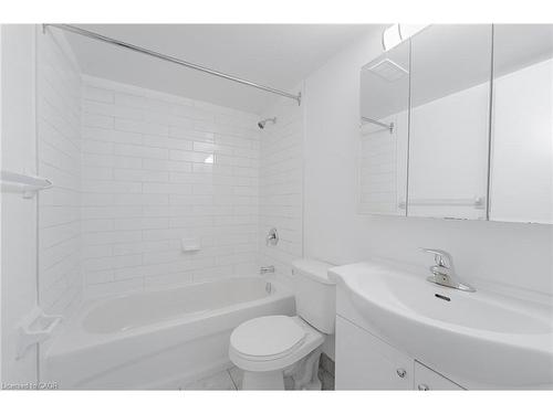 406-770 Hager Avenue, Burlington, ON - Indoor Photo Showing Bathroom