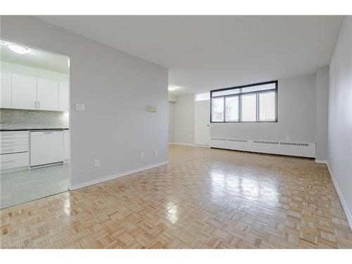 406-770 Hager Avenue, Burlington, ON - Indoor Photo Showing Other Room