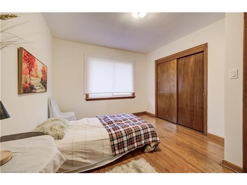 150 Howard Avenue, Hamilton, ON - Indoor Photo Showing Bedroom