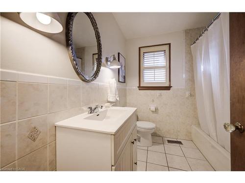 150 Howard Avenue, Hamilton, ON - Indoor Photo Showing Bathroom