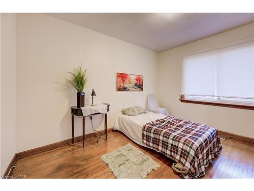 150 Howard Avenue, Hamilton, ON - Indoor Photo Showing Bedroom