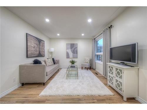 248 Cyrus Street, Cambridge, ON - Indoor Photo Showing Living Room