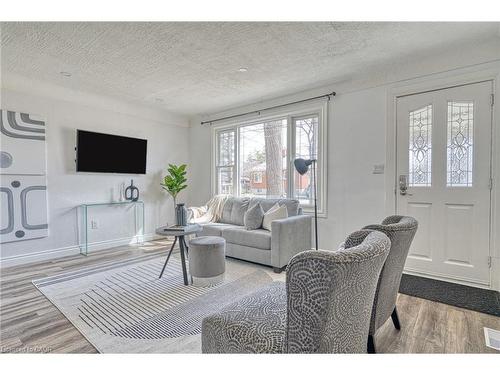 88 East 44Th Street, Hamilton, ON - Indoor Photo Showing Living Room