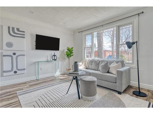 88 East 44Th Street, Hamilton, ON - Indoor Photo Showing Living Room
