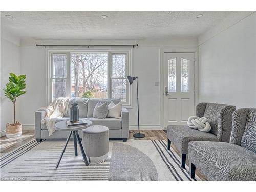 88 East 44Th Street, Hamilton, ON - Indoor Photo Showing Living Room