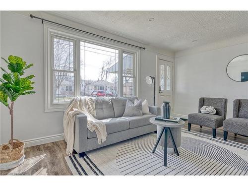 88 East 44Th Street, Hamilton, ON - Indoor Photo Showing Living Room