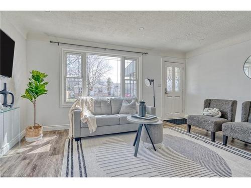 88 East 44Th Street, Hamilton, ON - Indoor Photo Showing Living Room