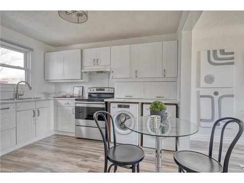 88 East 44Th Street, Hamilton, ON - Indoor Photo Showing Kitchen