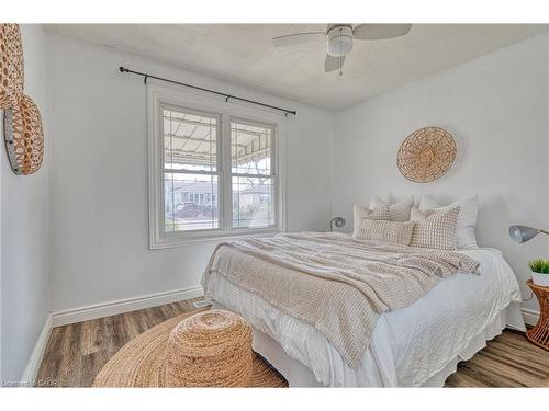 88 East 44Th Street, Hamilton, ON - Indoor Photo Showing Bedroom
