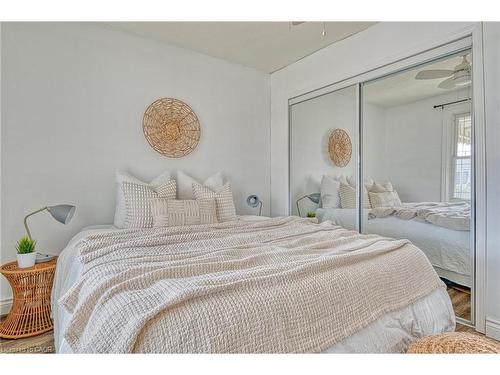 88 East 44Th Street, Hamilton, ON - Indoor Photo Showing Bedroom