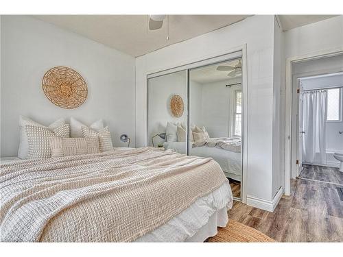 88 East 44Th Street, Hamilton, ON - Indoor Photo Showing Bedroom