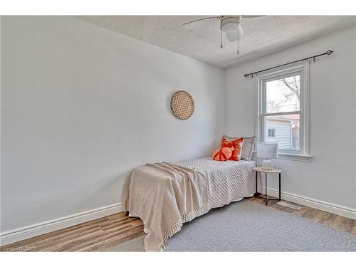 88 East 44Th Street, Hamilton, ON - Indoor Photo Showing Bedroom